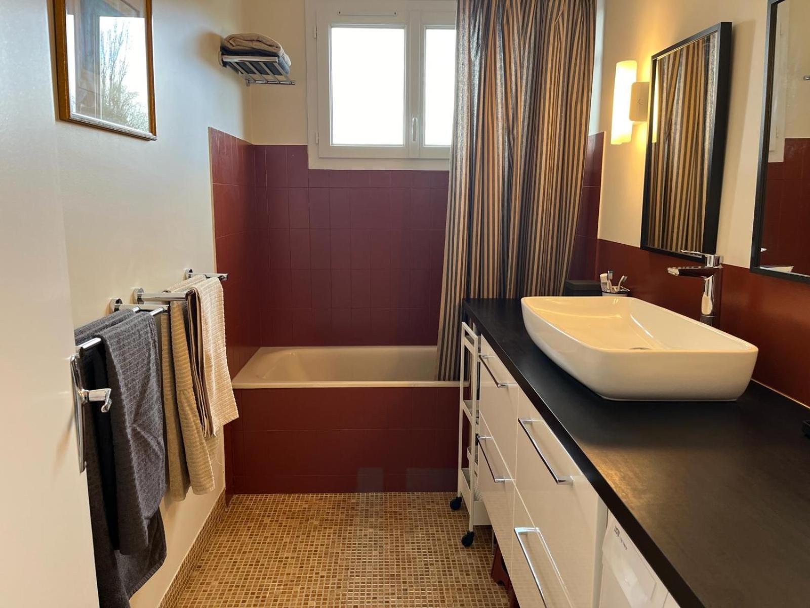 Appartement Champs De Mars 1 Proche Centre Ville, Balcon Et Parking